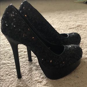 BRAND NEW Black heels!